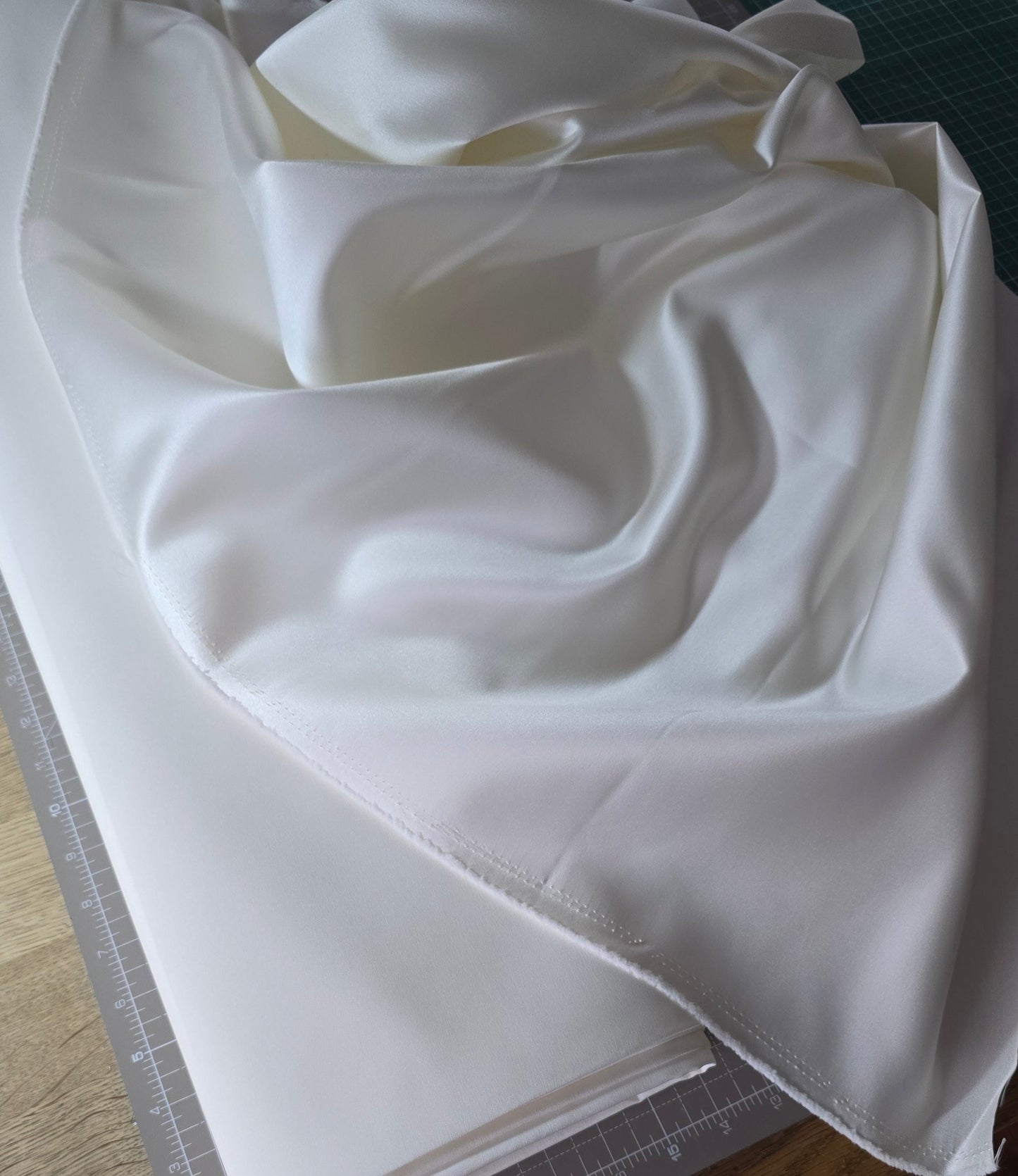 Schwerer Brautsatin mit viel Stand, ivory