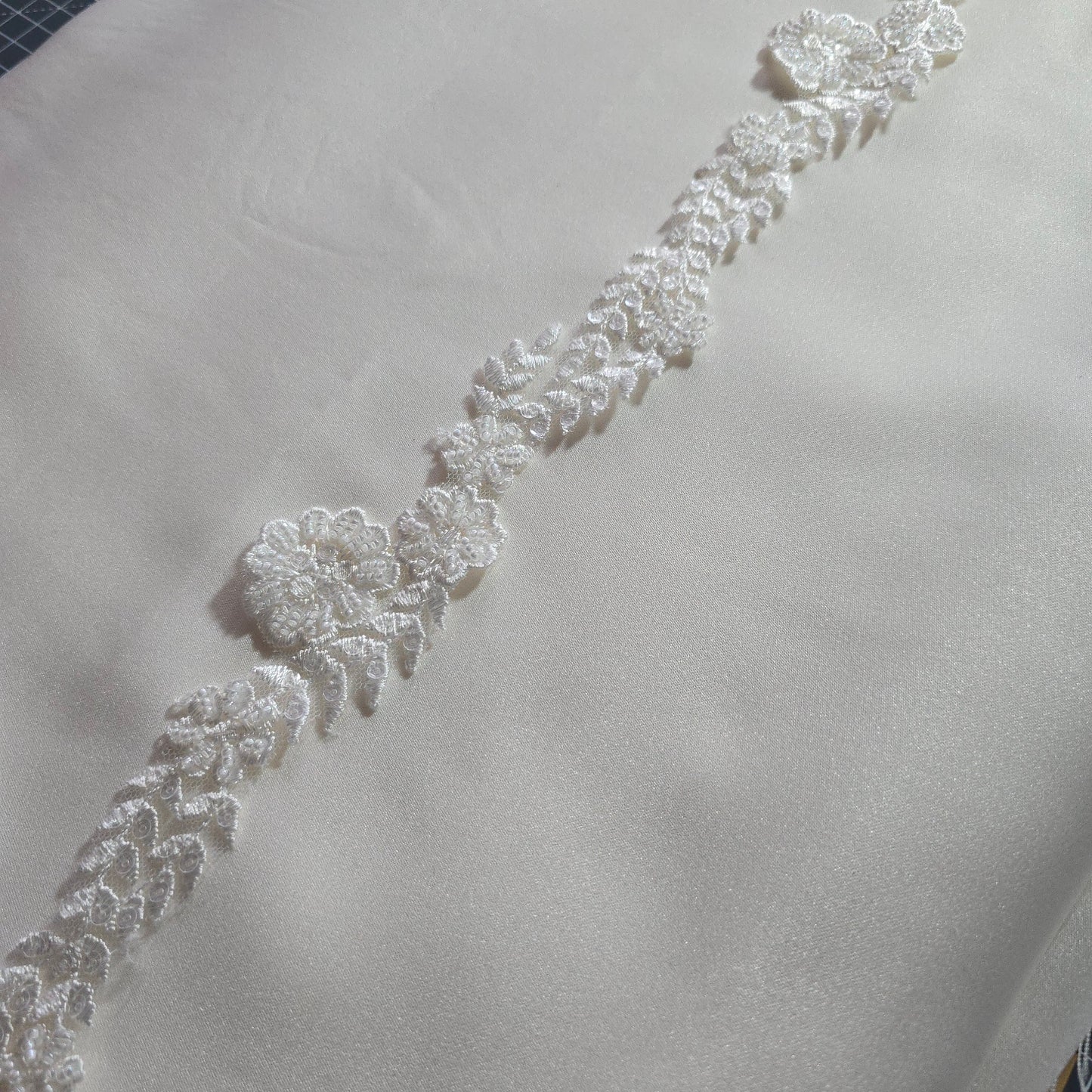 Spitzenband mit Perlen und Pailletten, ivory