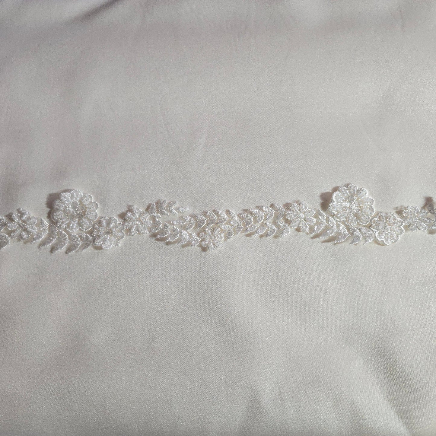 Spitzenband mit Perlen und Pailletten, ivory