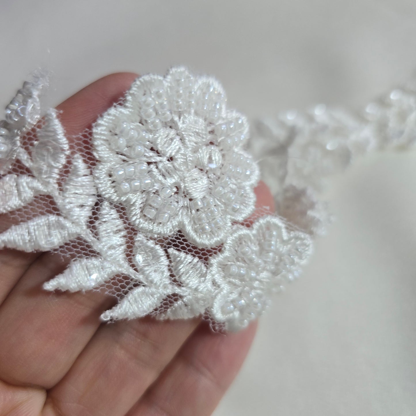 Spitzenband mit Perlen und Pailletten, ivory