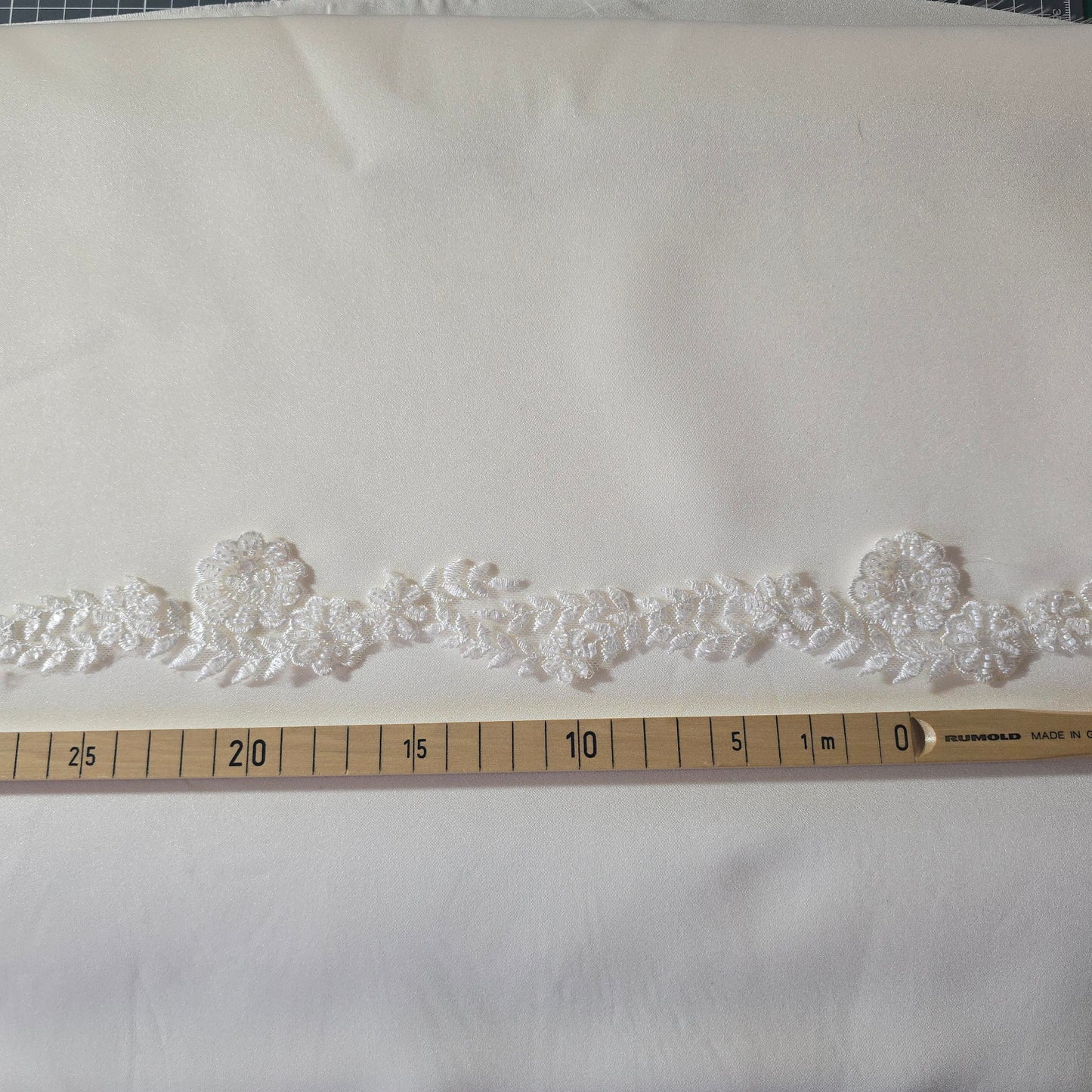 Spitzenband mit Perlen und Pailletten, ivory