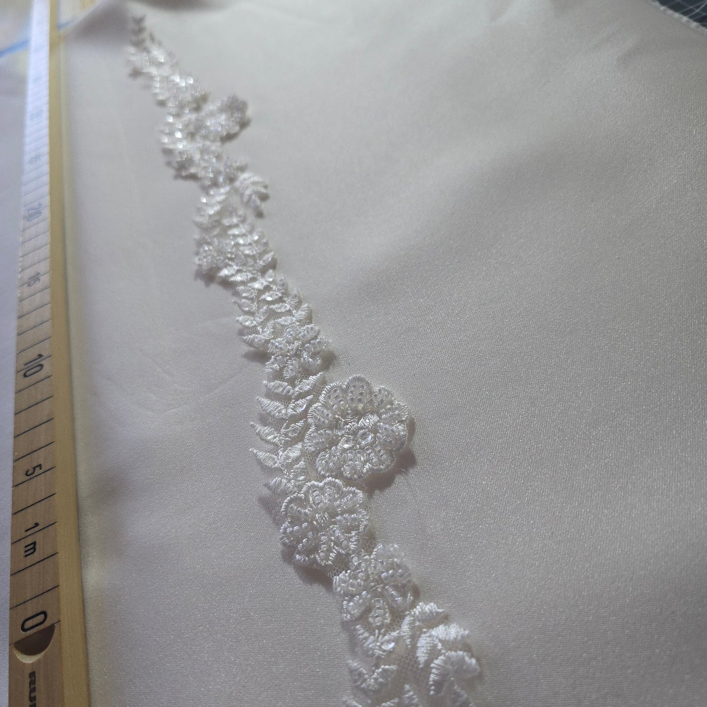 Spitzenband mit Perlen und Pailletten, ivory