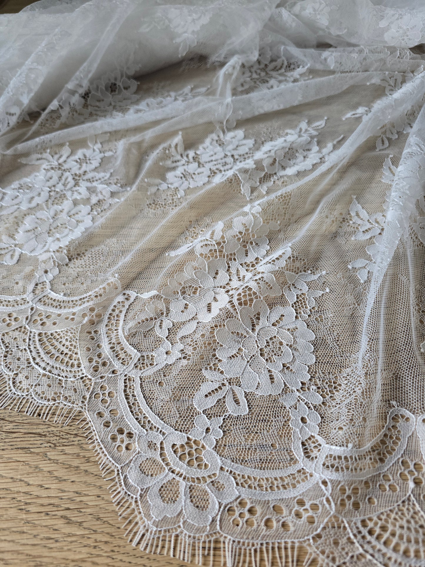 Brautspitze, Französische Spitze, Chantilly, zart & edel, offwhite, ab 45 cm bestellbar